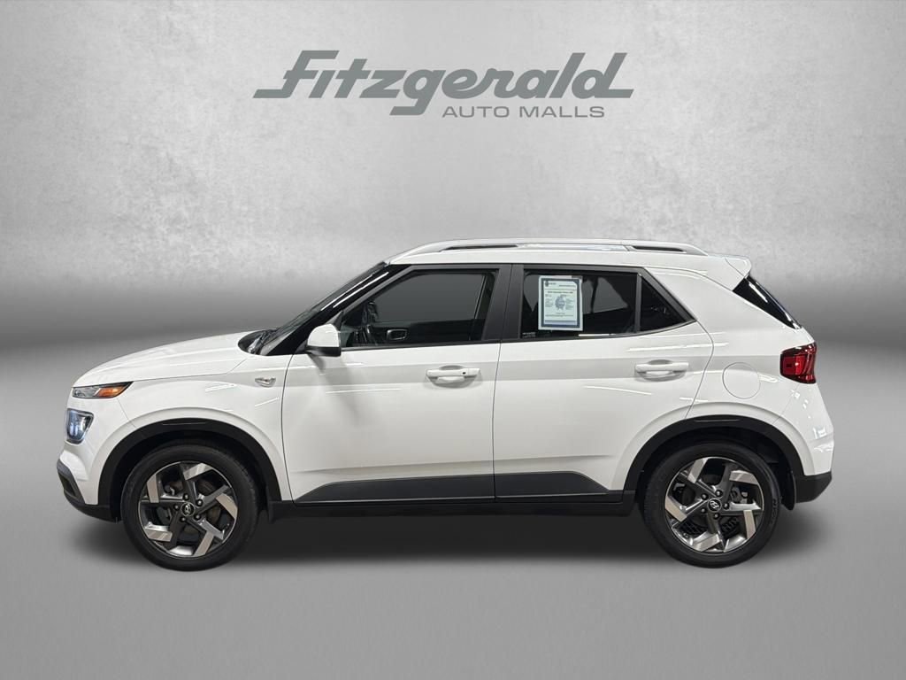 Used 2024 Hyundai Venue SEL image 3