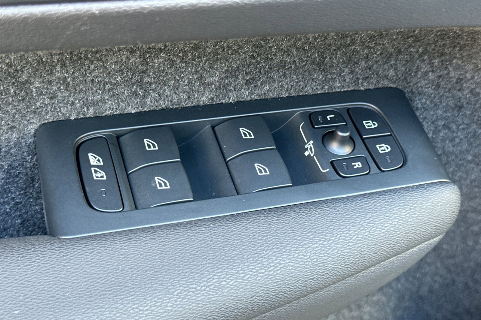 Used 2023 Volvo XC40 Recharge Ultimate image 11