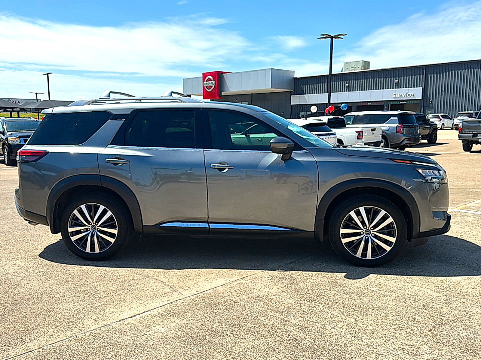 Used 2022 Nissan Pathfinder Platinum w/ Cargo Package AWD/4WD image 9