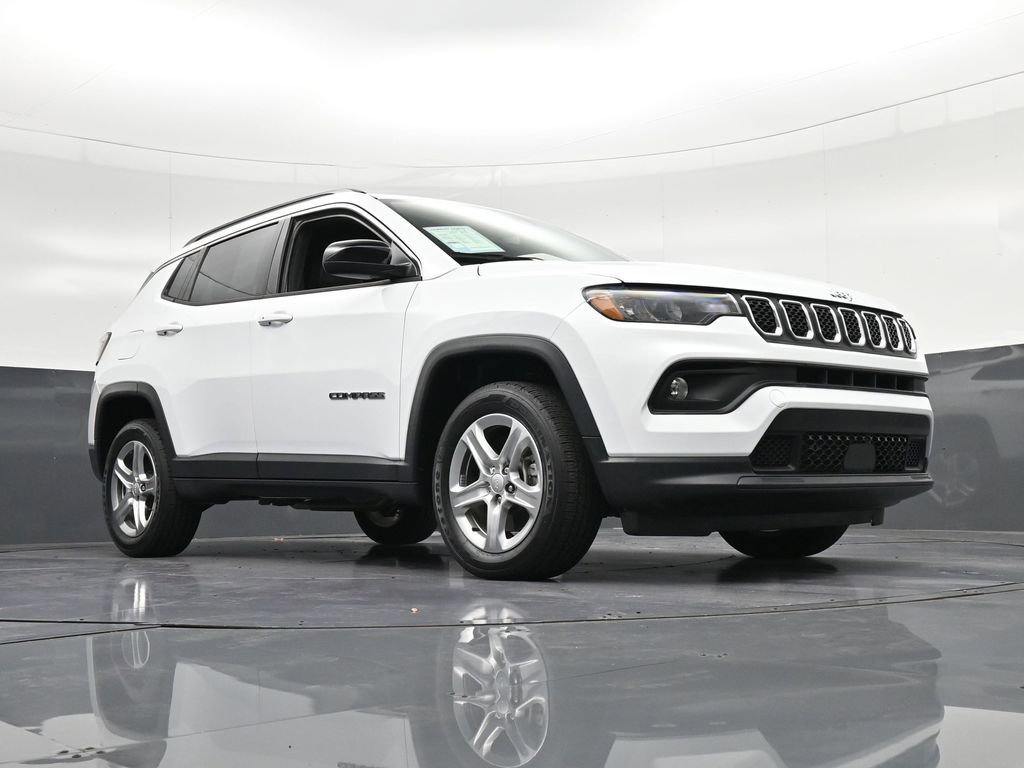Used 2024 Jeep Compass Latitude AWD/4WD image 32