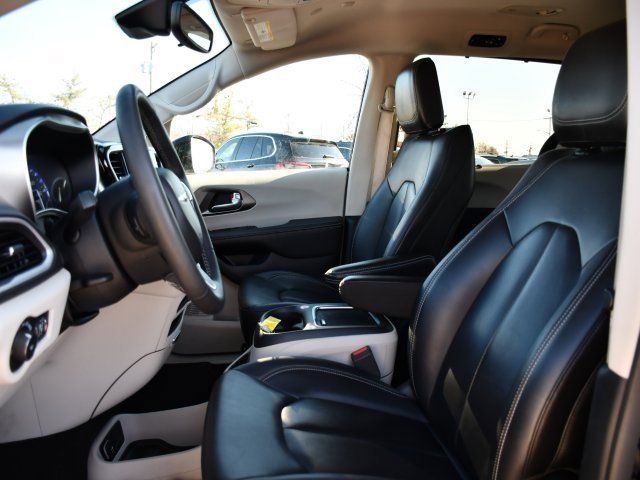 Used 2024 Chrysler Pacifica Touring-L image 16