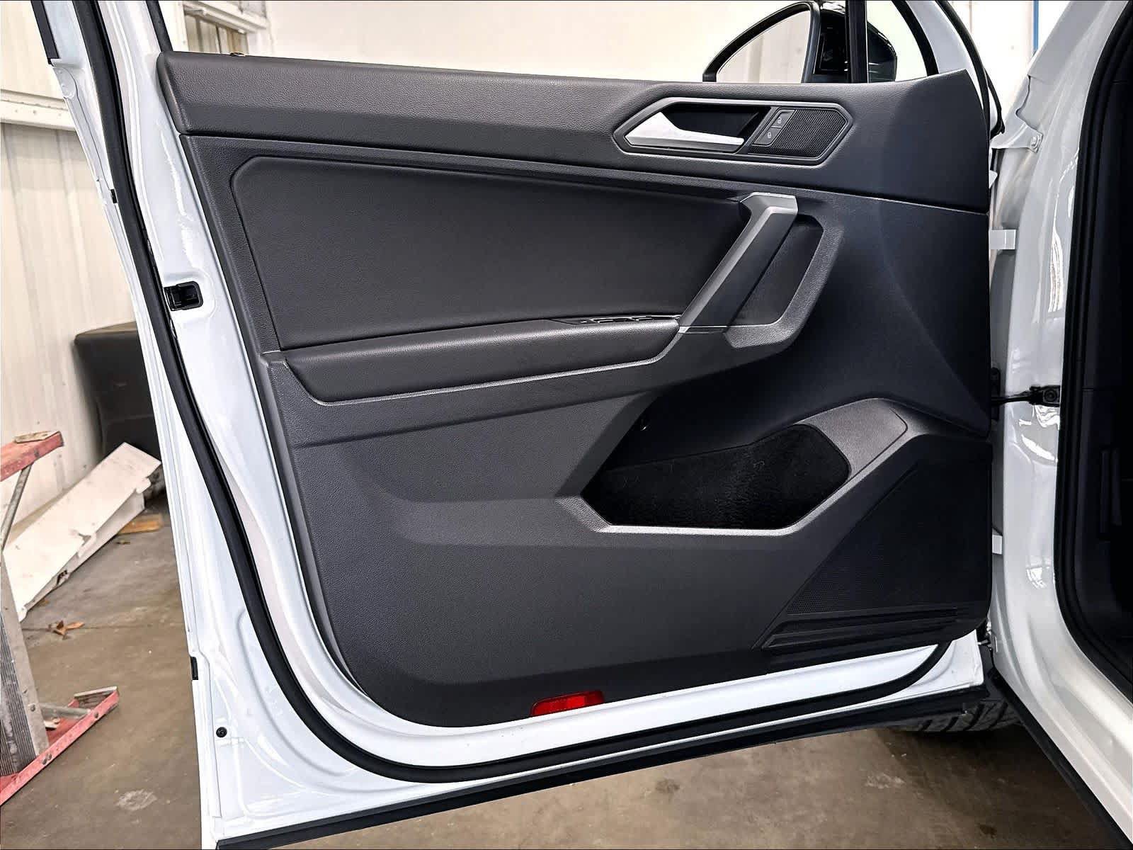 Used 2020 Volkswagen Tiguan SE R-Line FWD image 23