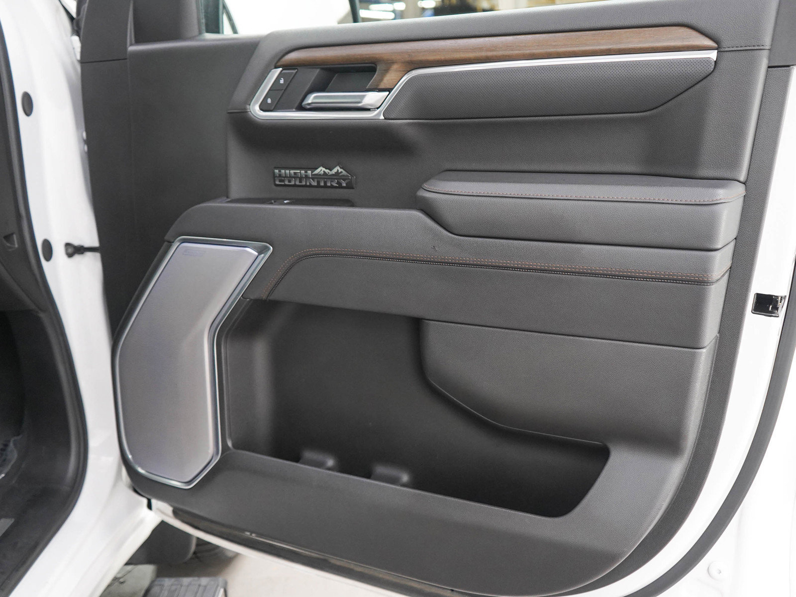 Used 2025 Chevrolet Silverado 1500 High Country AWD/4WD image 9
