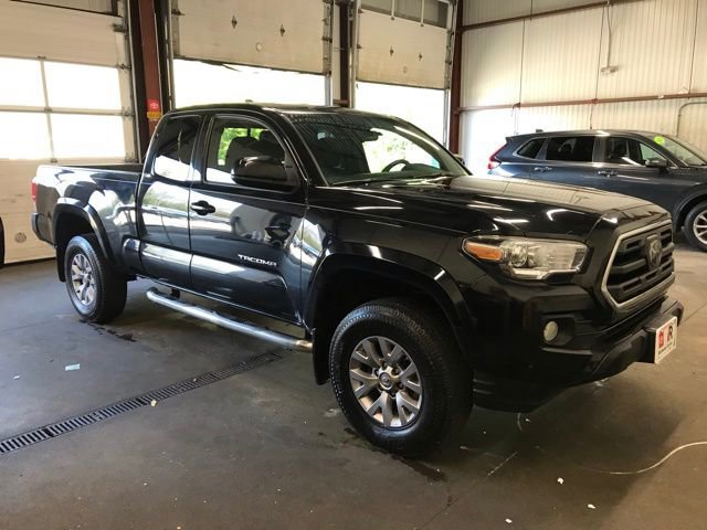 Used 2018 Toyota Tacoma SR5 AWD/4WD image 2