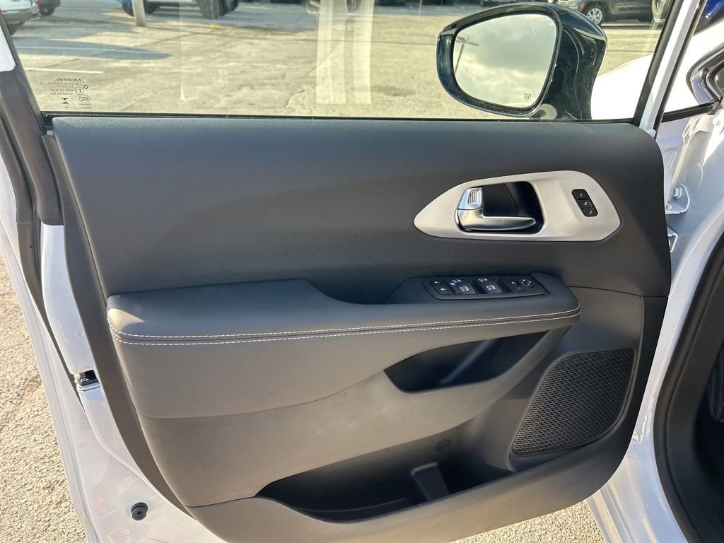New 2025 Chrysler Pacifica Limited FWD image 36