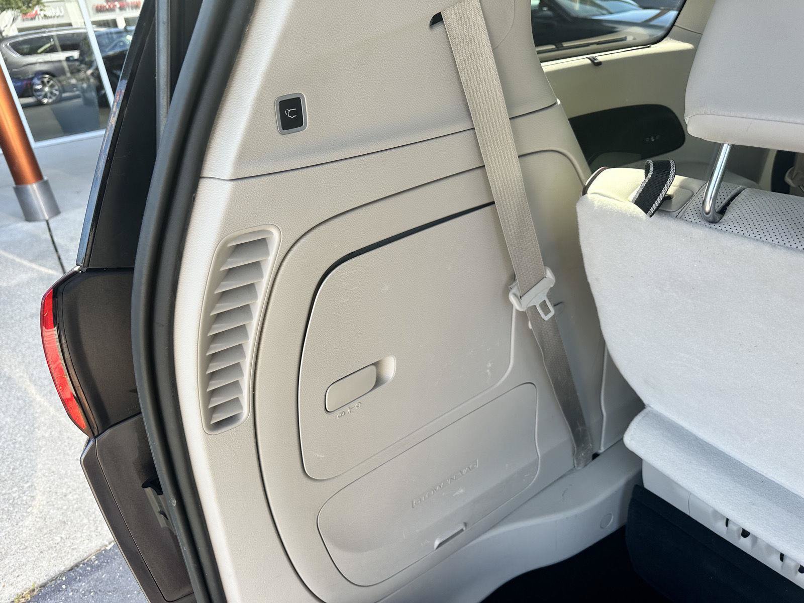 Used 2018 Chrysler Pacifica Limited w/ Tire & Wheel Group FWD image 19