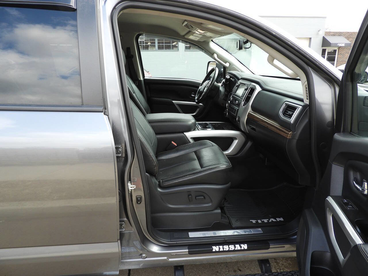 Used 2018 Nissan Titan SL w/ Chrome Package image 28