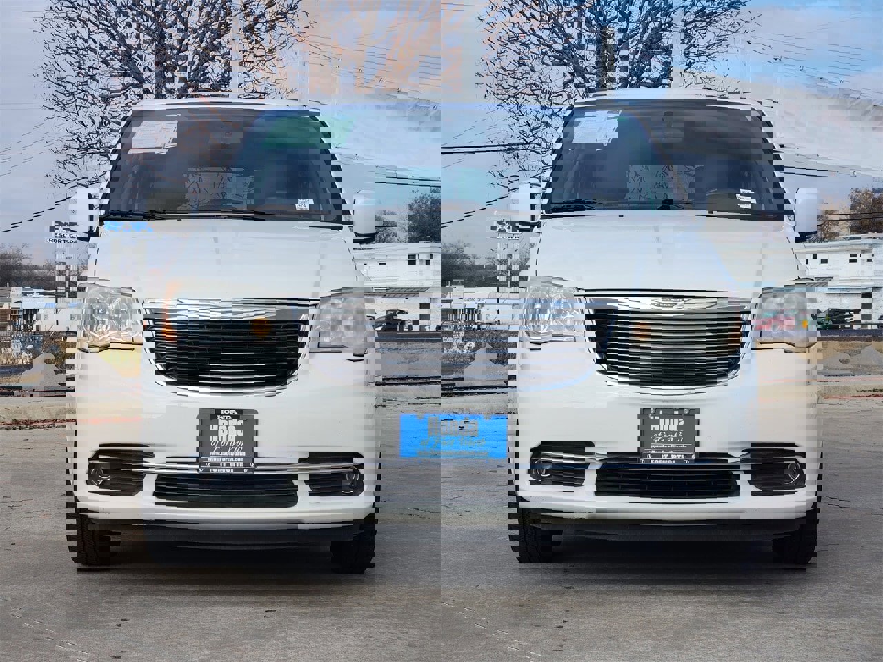 Used 2011 Chrysler Town & Country Touring-L image 2