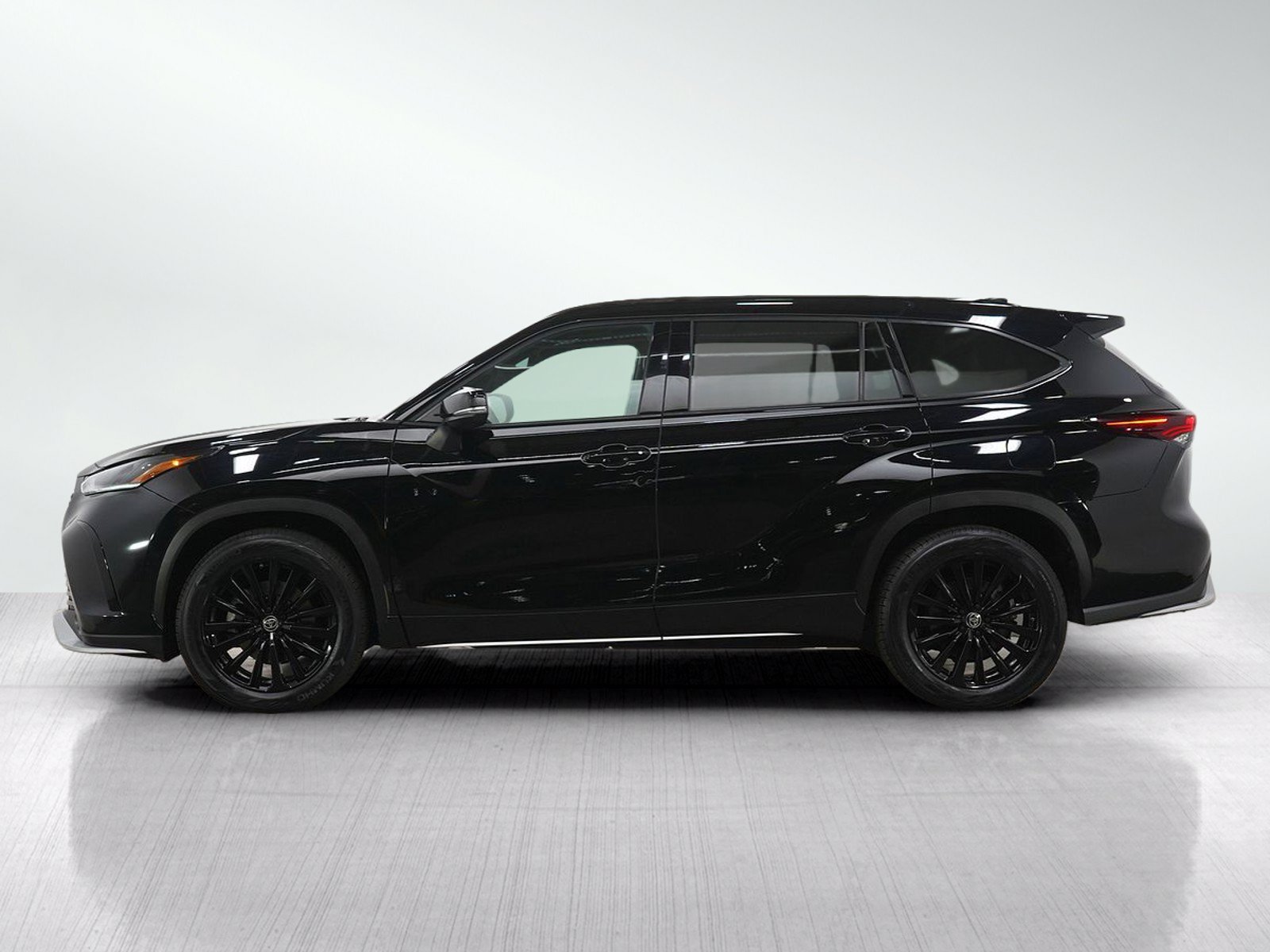 Used 2025 Toyota Highlander XSE AWD/4WD image 2