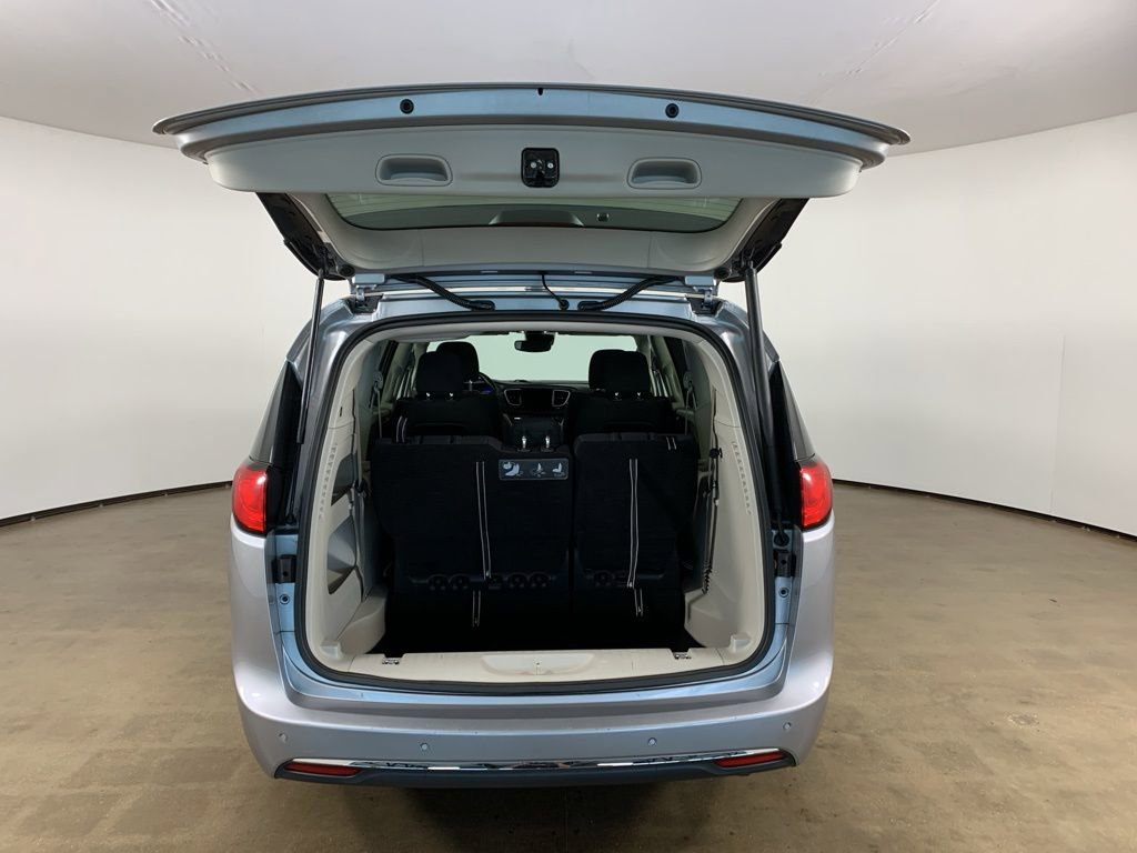 Used 2020 Chrysler Pacifica Touring w/ Advanced Safetytec Group FWD image 12