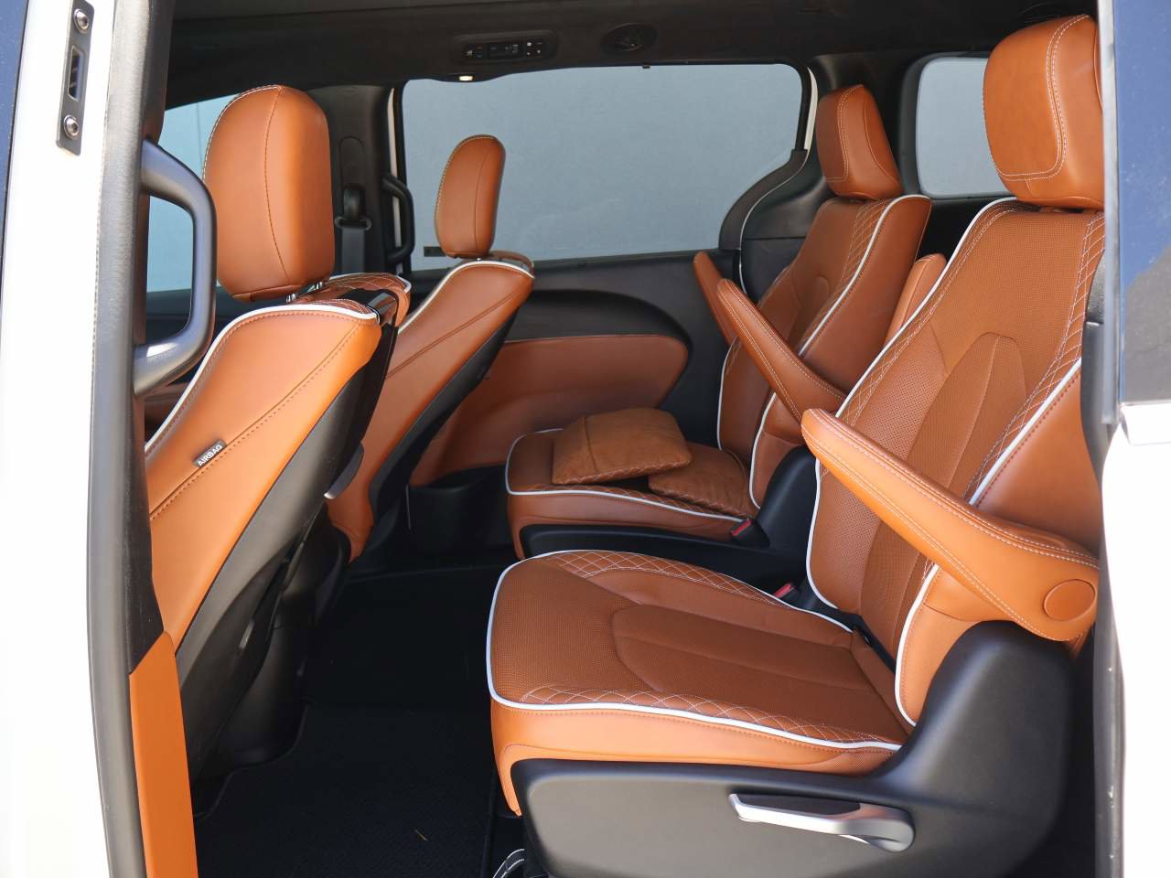 Used 2025 Chrysler Pacifica Pinnacle FWD image 12