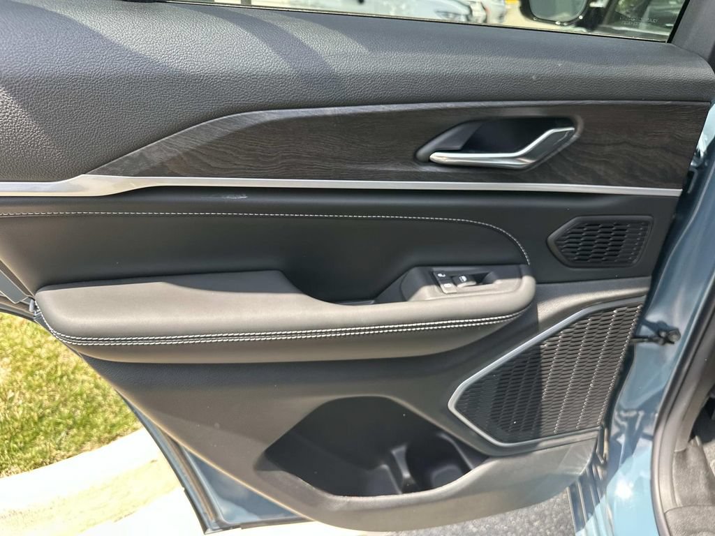 New 2026 Jeep Grand Cherokee Limited AWD/4WD image 16