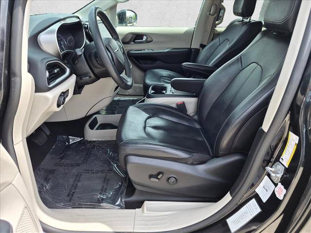 Used 2022 Chrysler Pacifica Touring-L FWD image 16