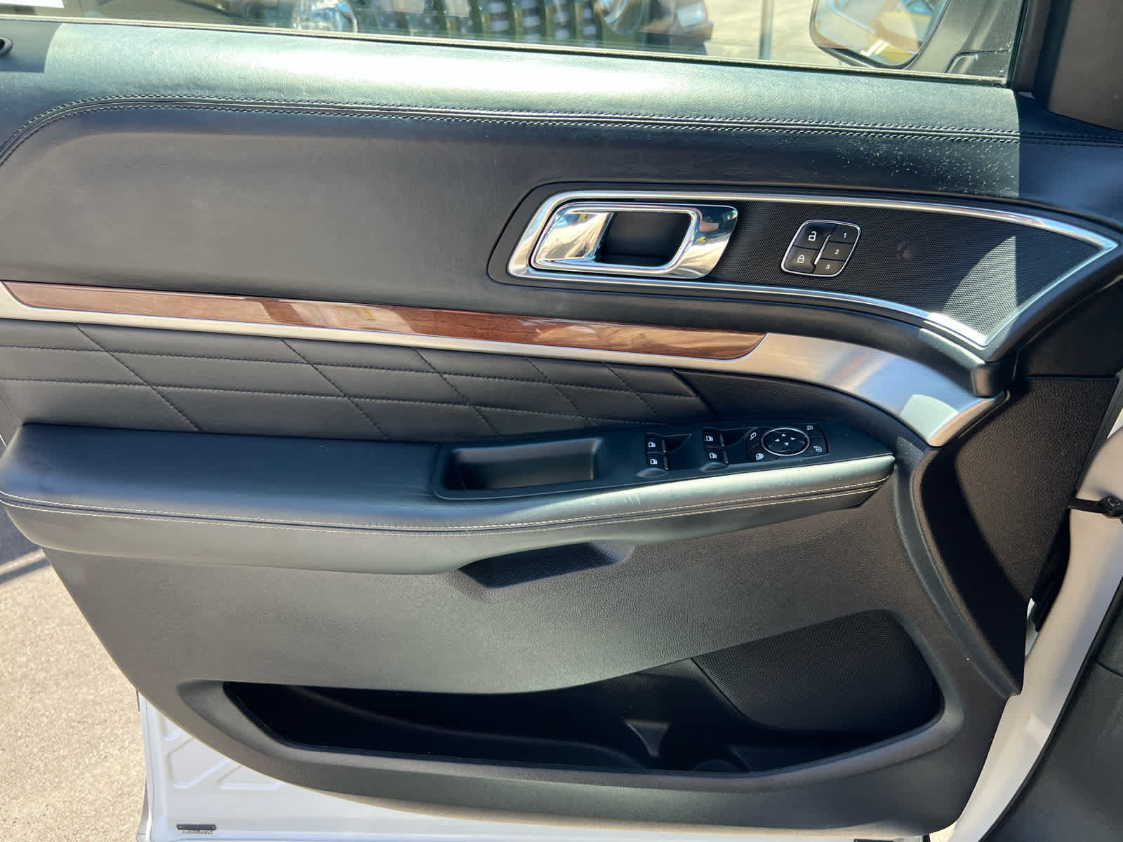 Used 2018 Ford Explorer Platinum AWD/4WD image 16