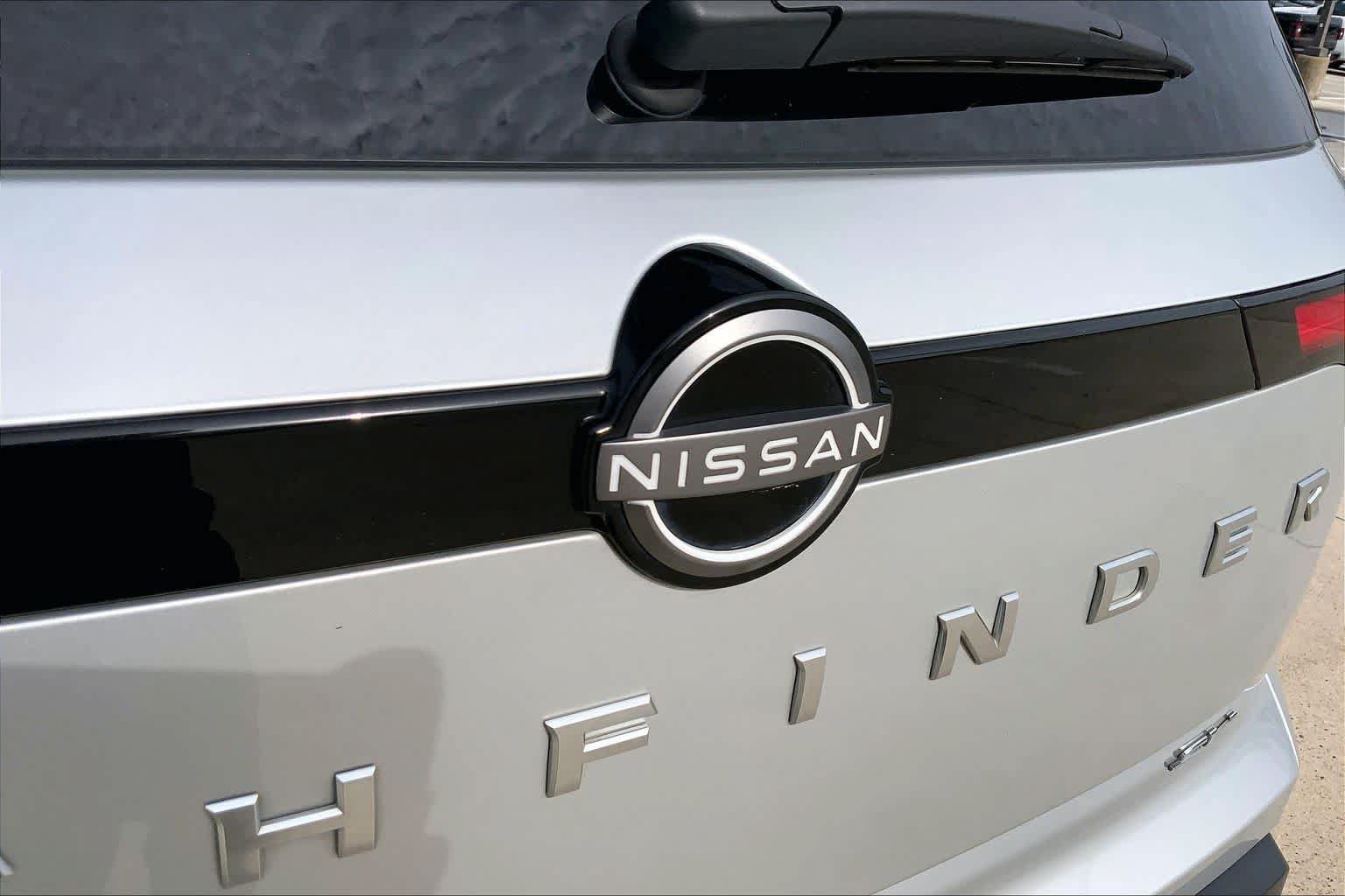 Used 2024 Nissan Pathfinder SV FWD image 29