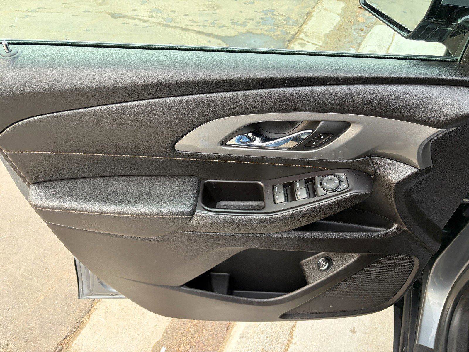 Used 2020 Chevrolet Traverse LT image 9