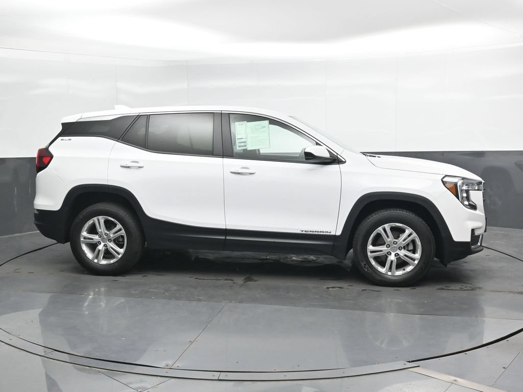 Used 2024 GMC Terrain SLE AWD/4WD image 3