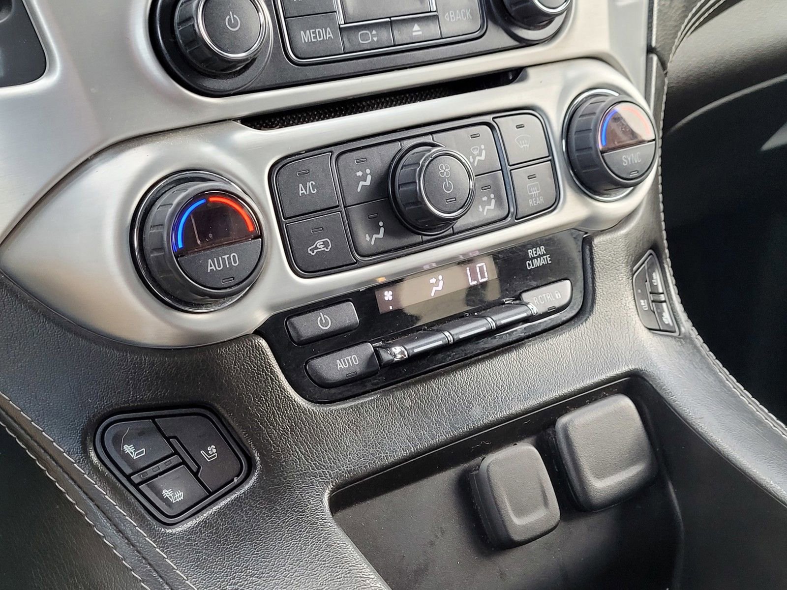 Used 2019 GMC Yukon XL SLT w/ Graphite Performance Edition image 27