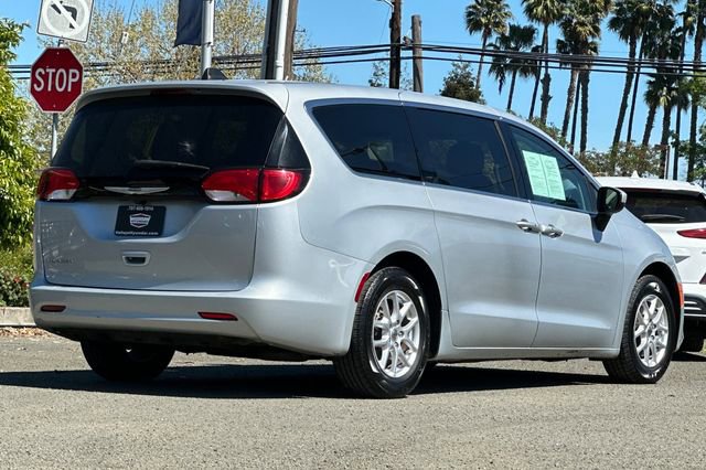 Used 2022 Chrysler Voyager LX image 5