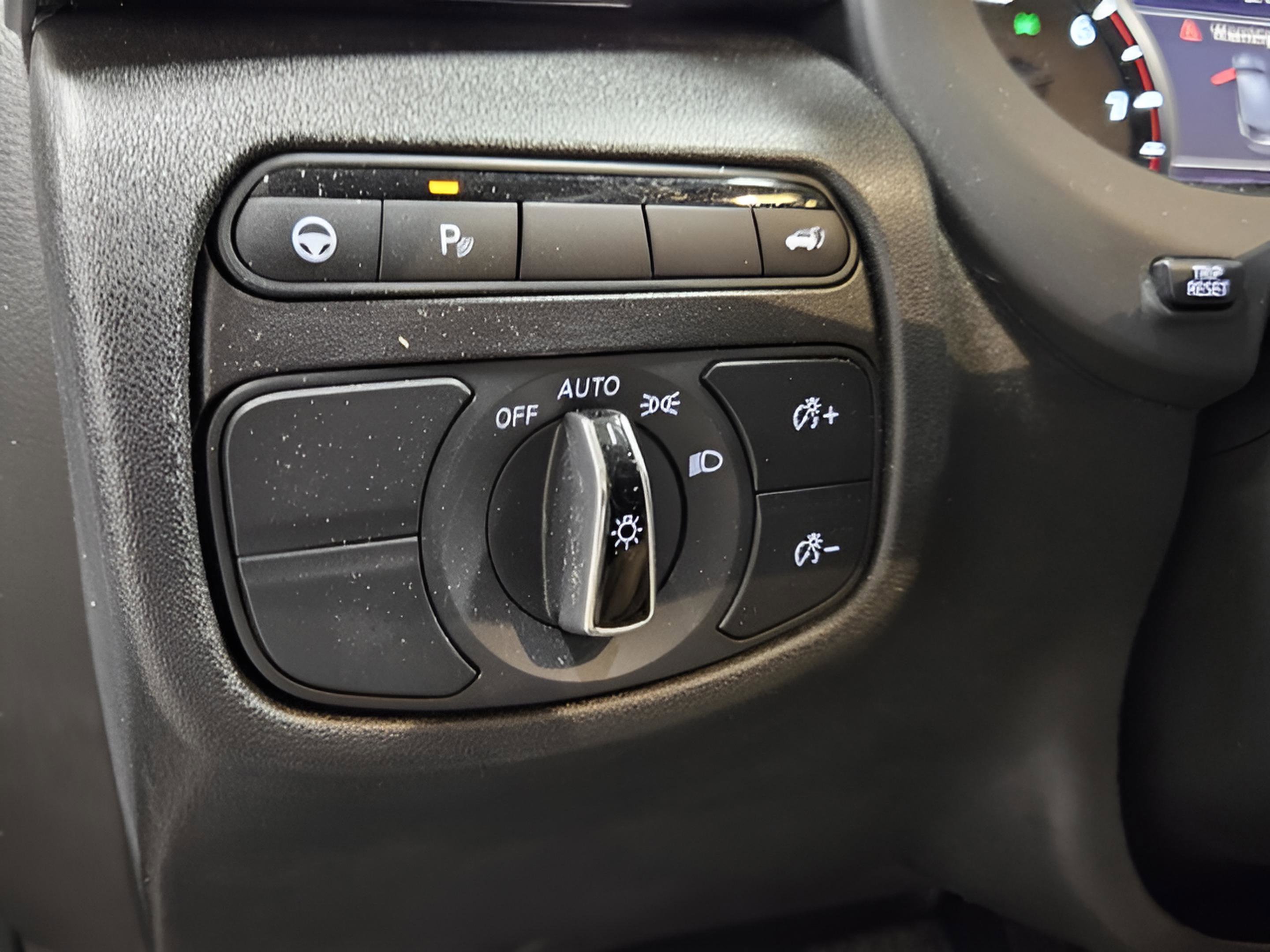 Certified 2025 INFINITI QX50 Luxe w/ Accent Package image 10