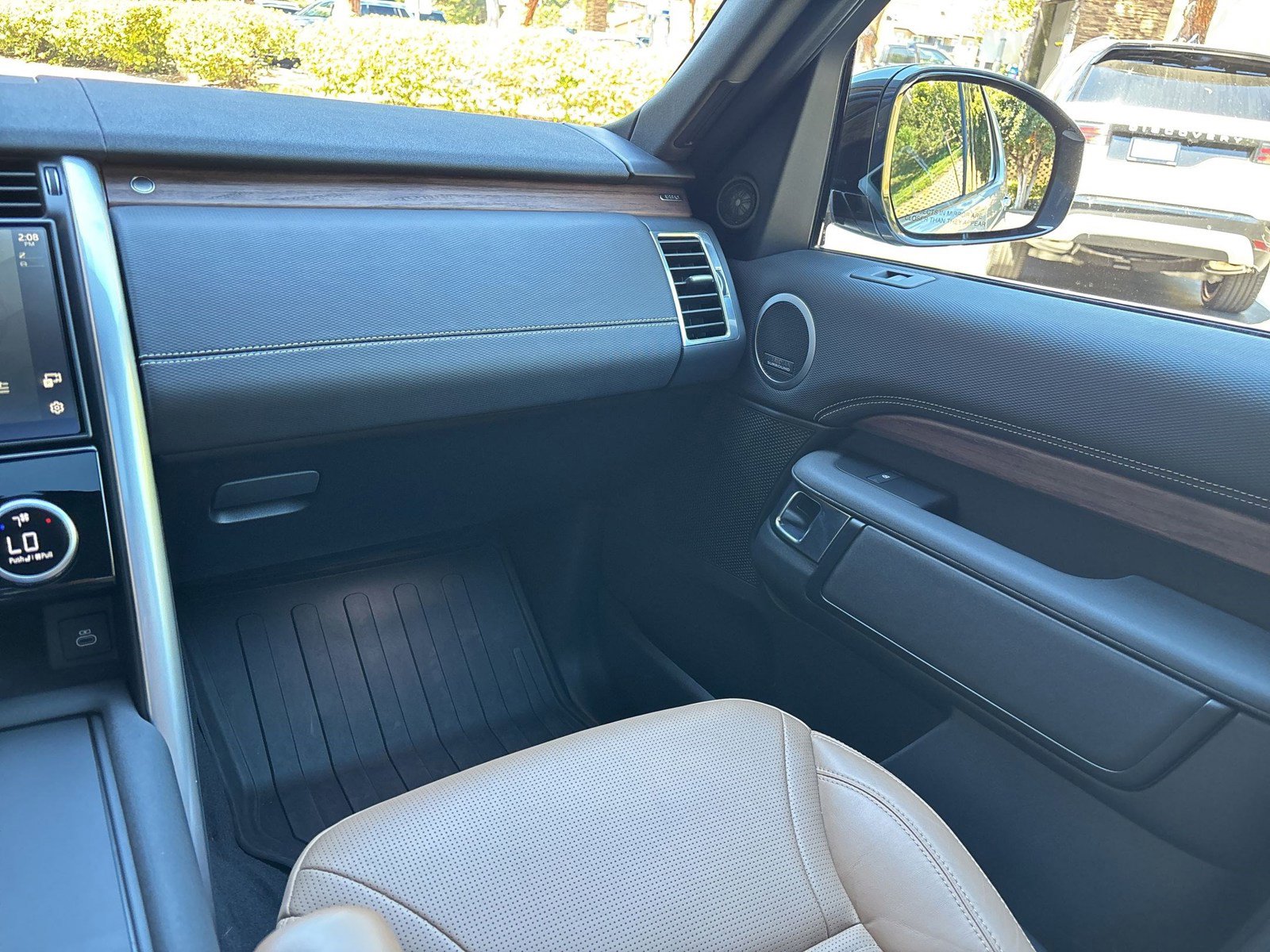 Used 2024 Land Rover Discovery Dynamic SE image 29