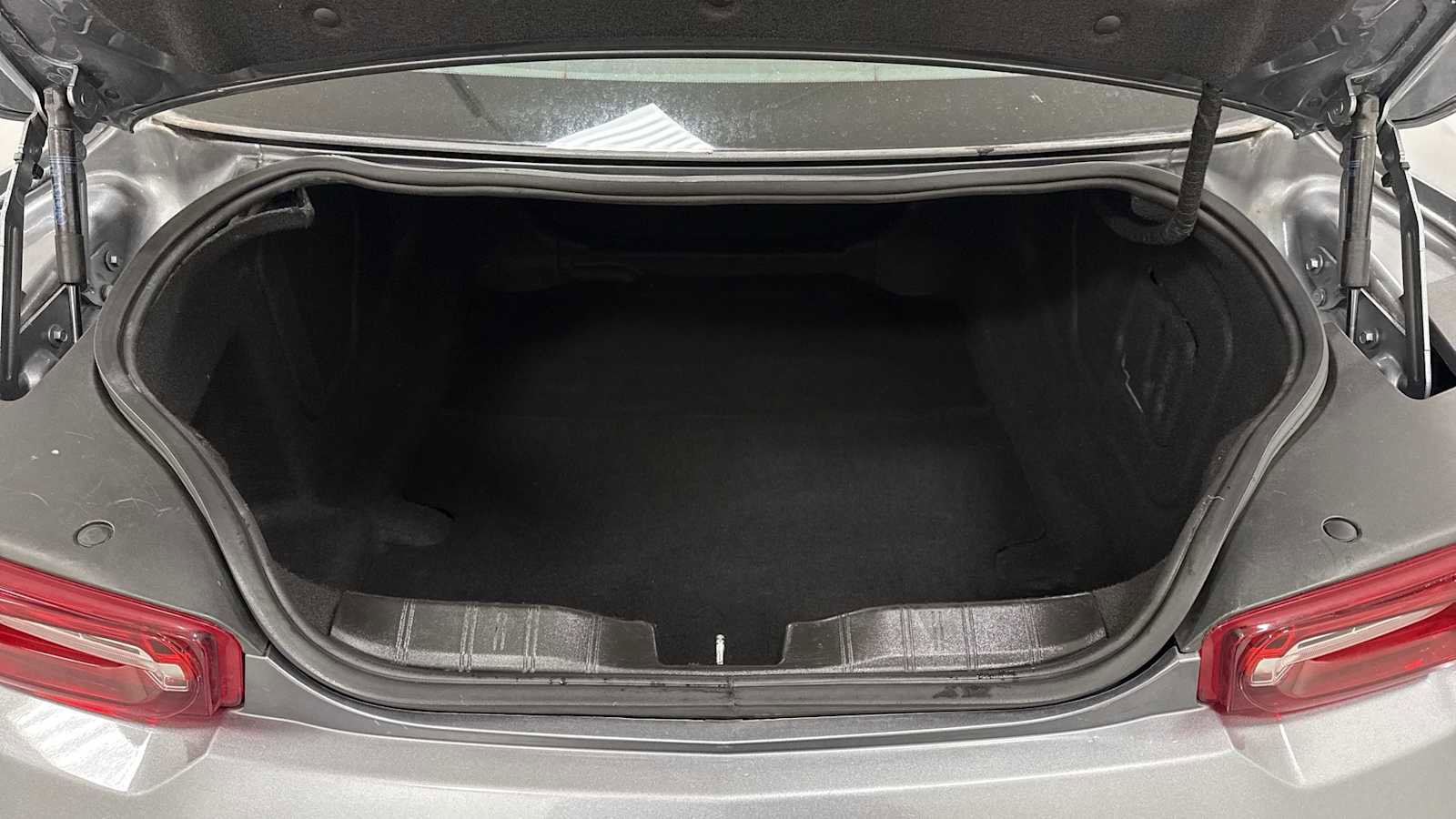 Used 2020 Chevrolet Camaro LT image 27