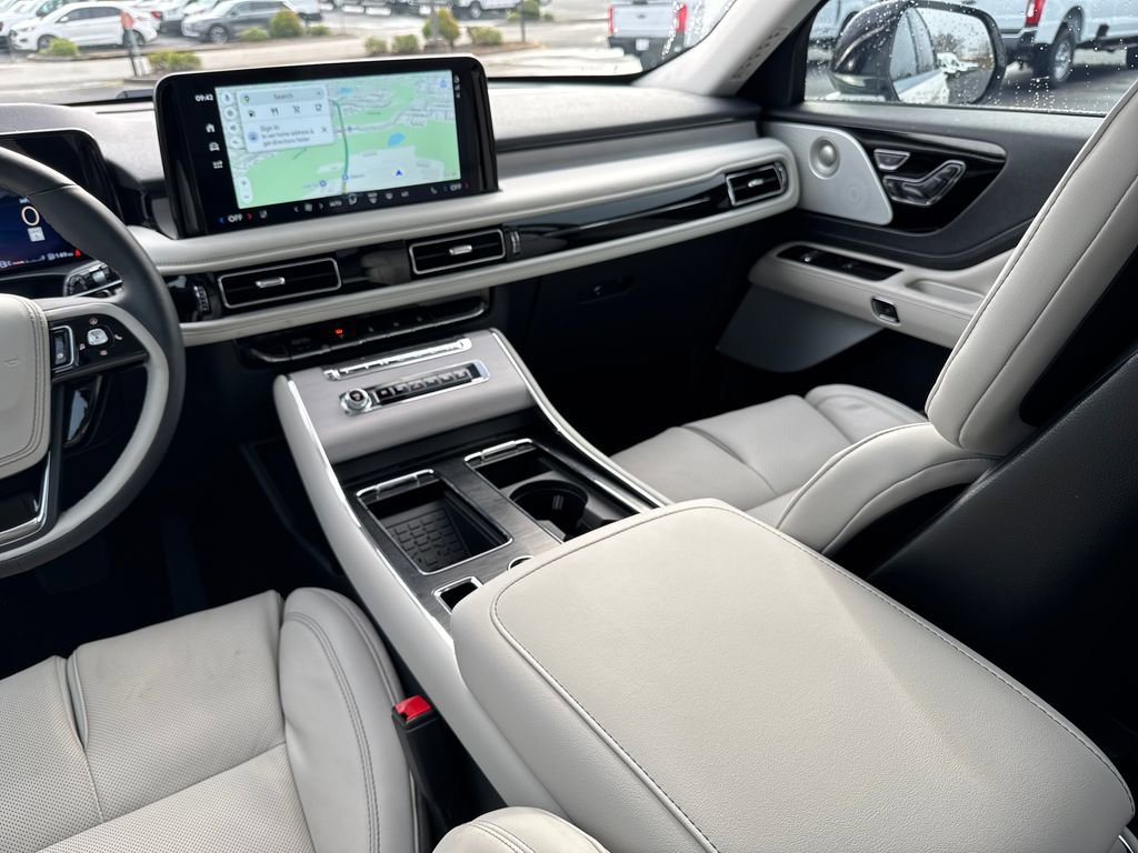 Certified 2025 Lincoln Aviator Reserve w/ Luxury Package image 31