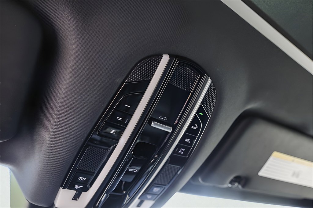 Used 2022 Porsche Cayenne Platinum Edition image 25