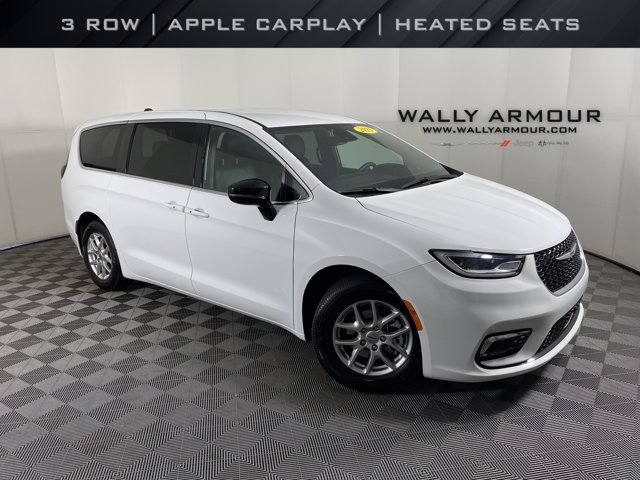 Used 2025 Chrysler Pacifica Select