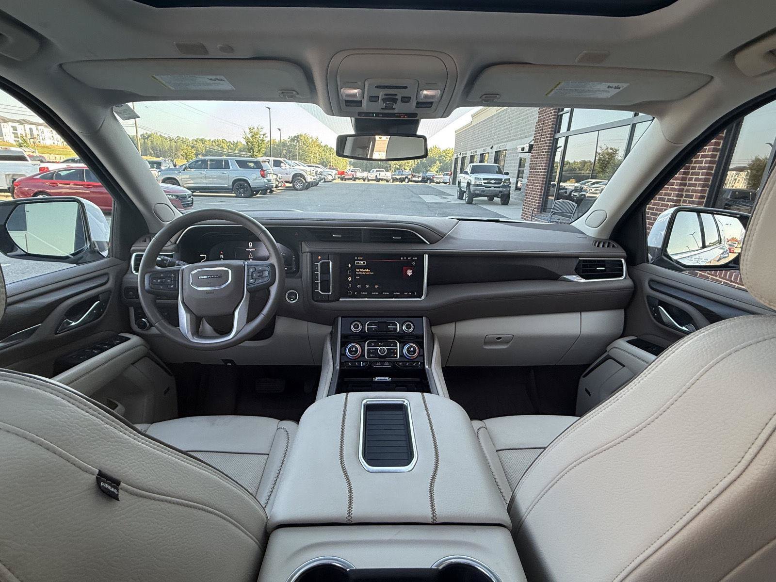 Used 2023 GMC Yukon XL Denali AWD/4WD image 18