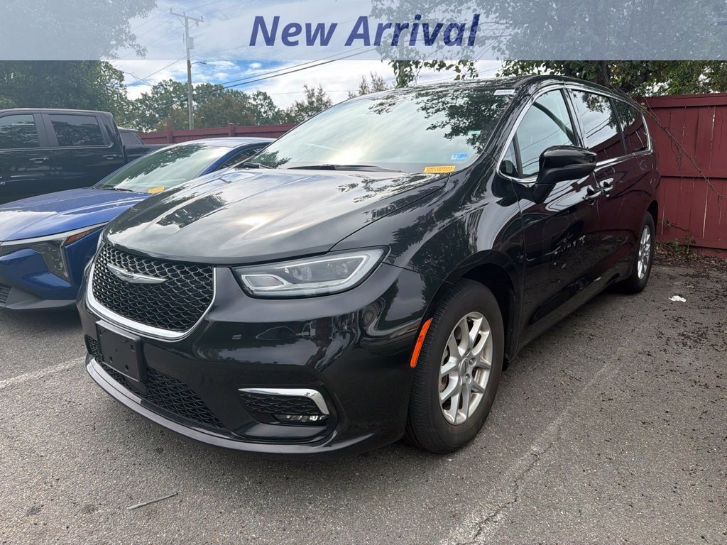 Used 2023 Chrysler Pacifica Touring-L FWD image 1