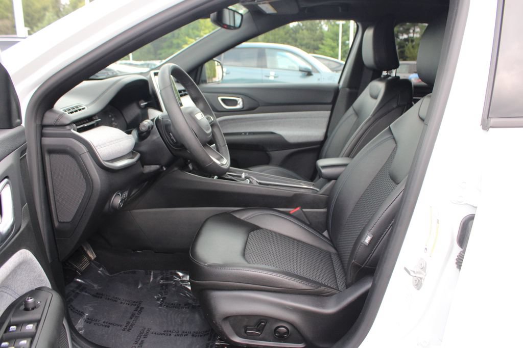 Used 2025 Jeep Compass Latitude w/ Sun & Sound Group AWD/4WD image 50