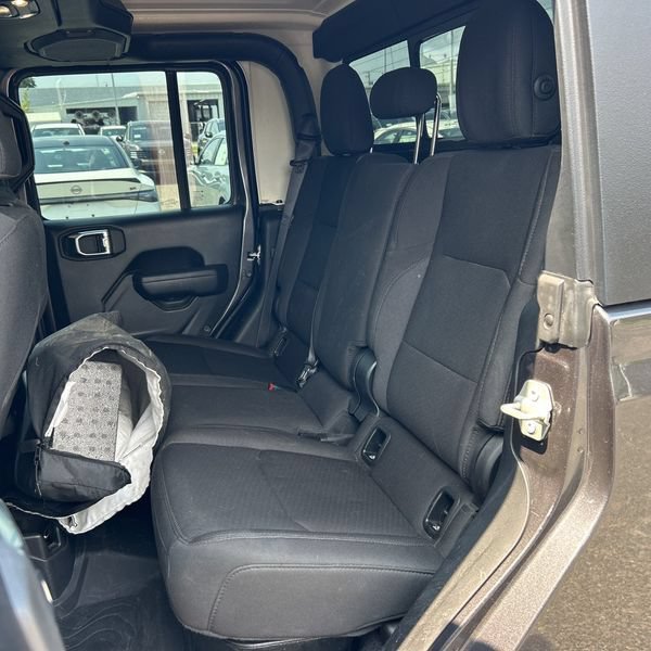 Used 2023 Jeep Gladiator Sport AWD/4WD image 17