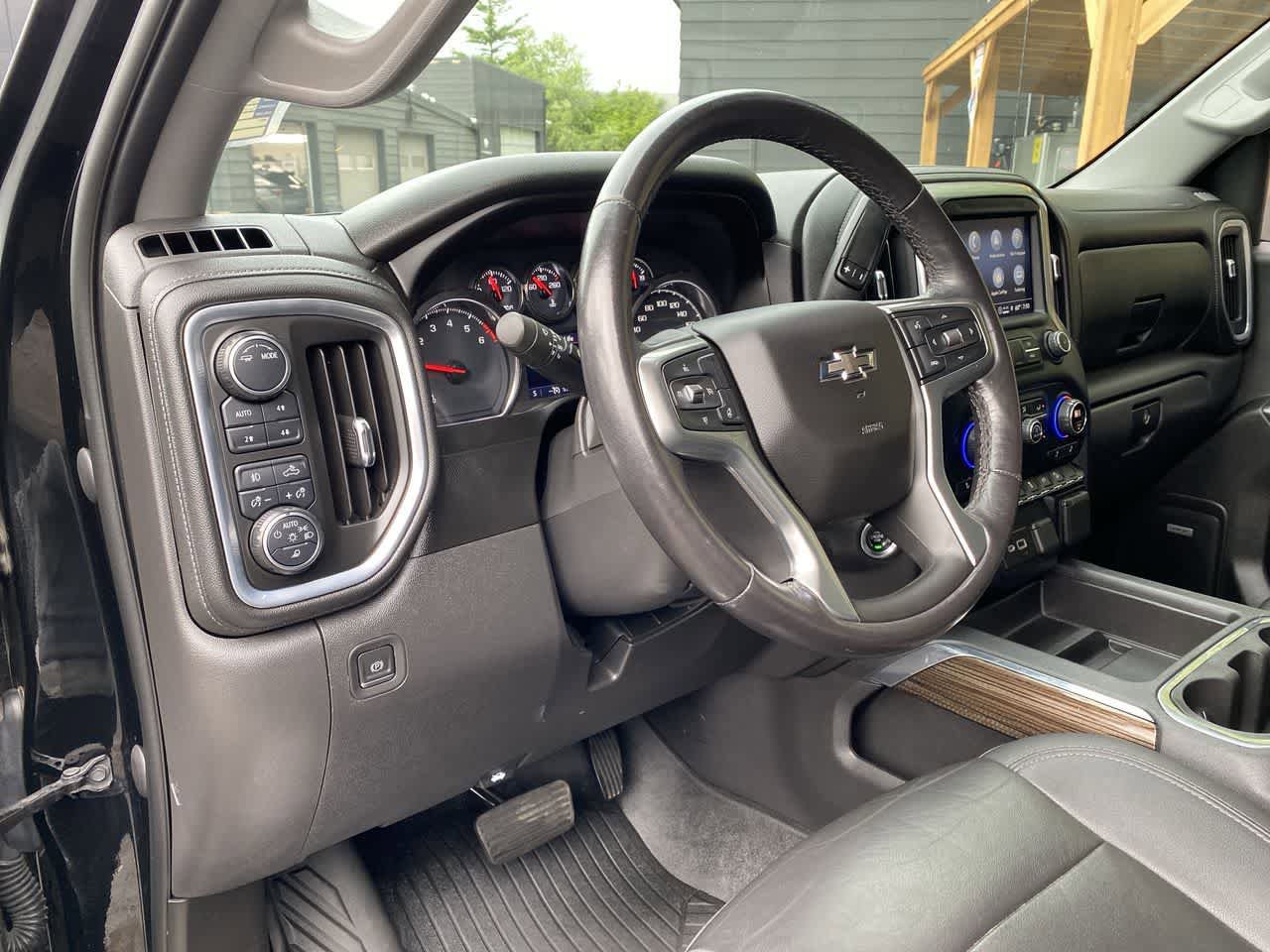 Used 2021 Chevrolet Silverado 1500 LT Trail Boss w/ Convenience Package II AWD/4WD image 2