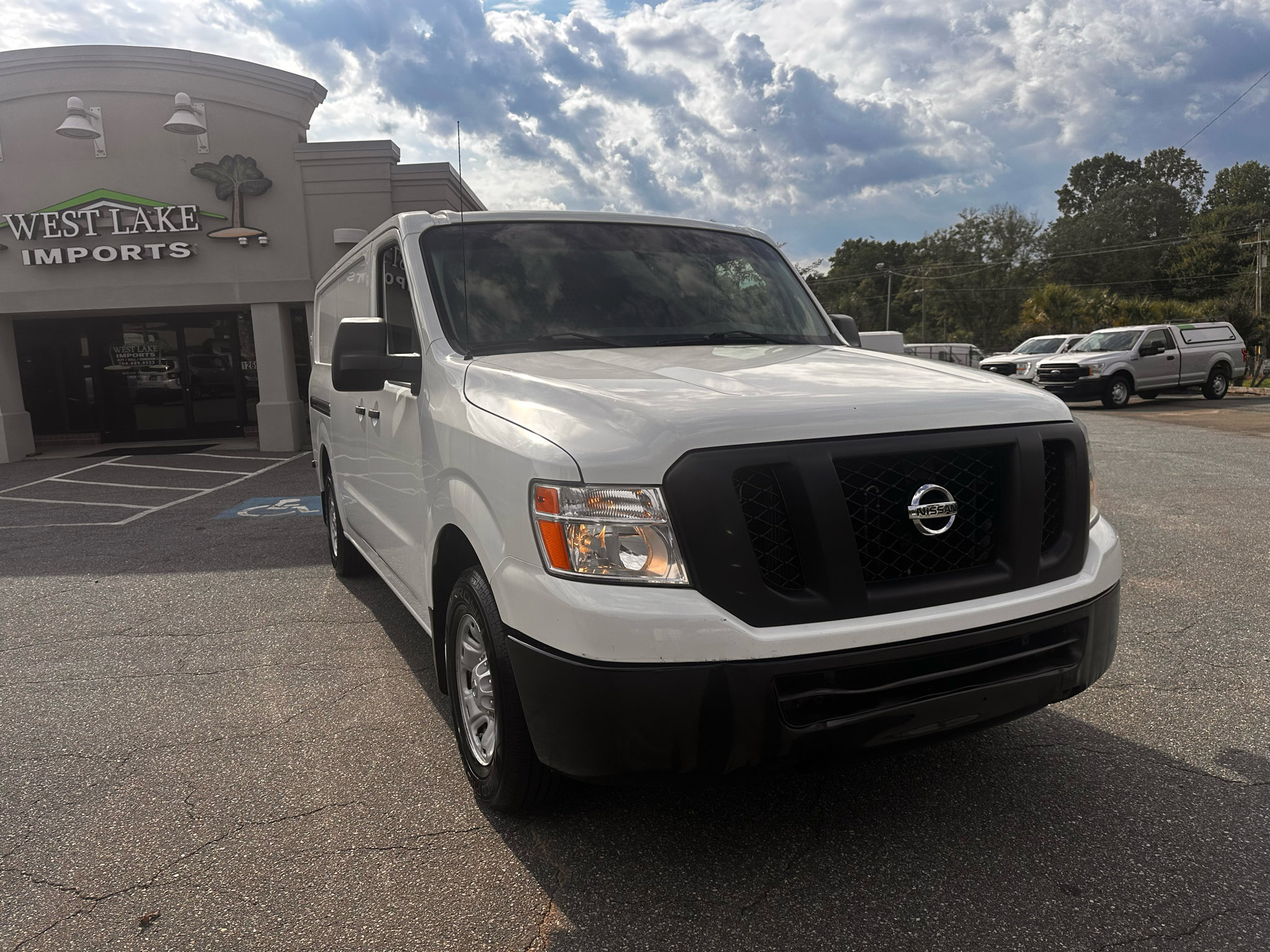 Used 2015 Nissan NV 2500 SV image 3