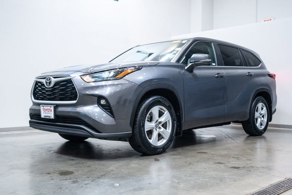 Used 2024 Toyota Highlander LE AWD/4WD image 3