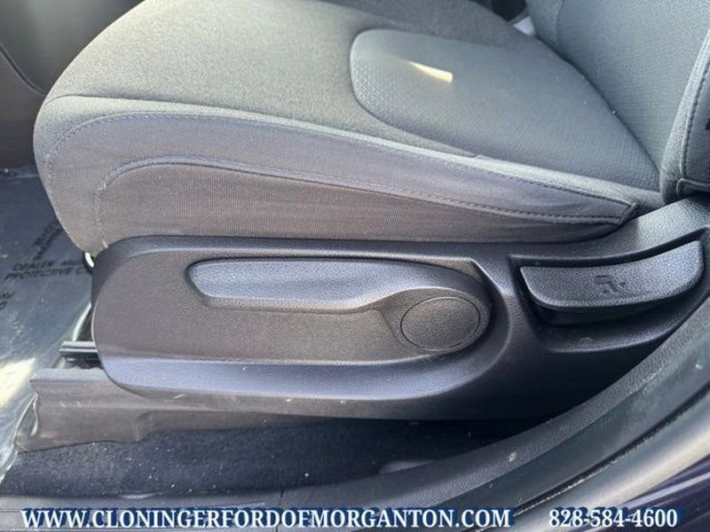 Used 2023 Kia Carnival LX image 24