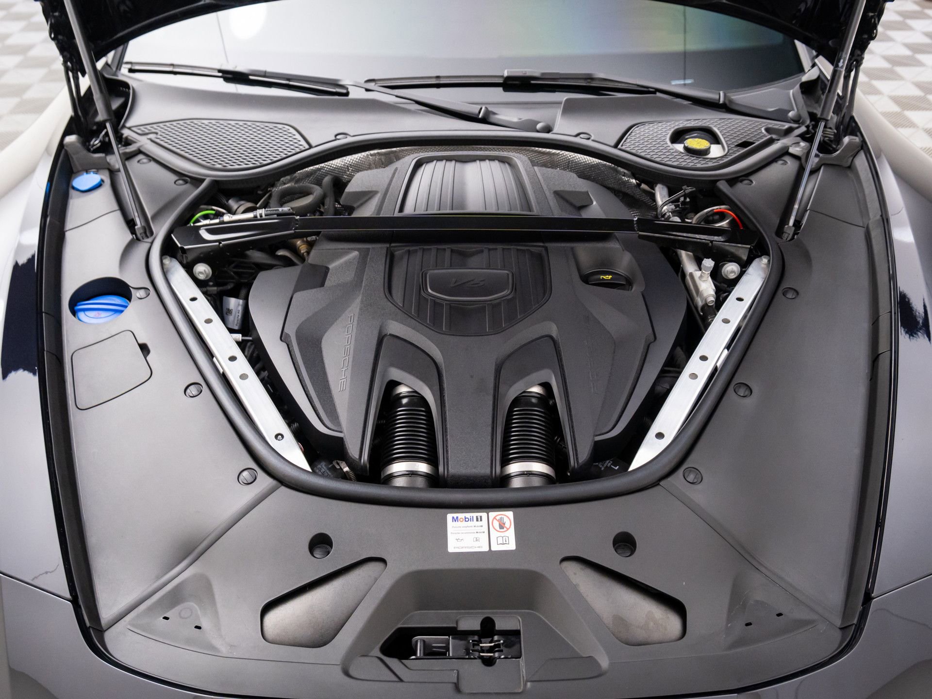 Used 2024 Porsche Panamera image 30