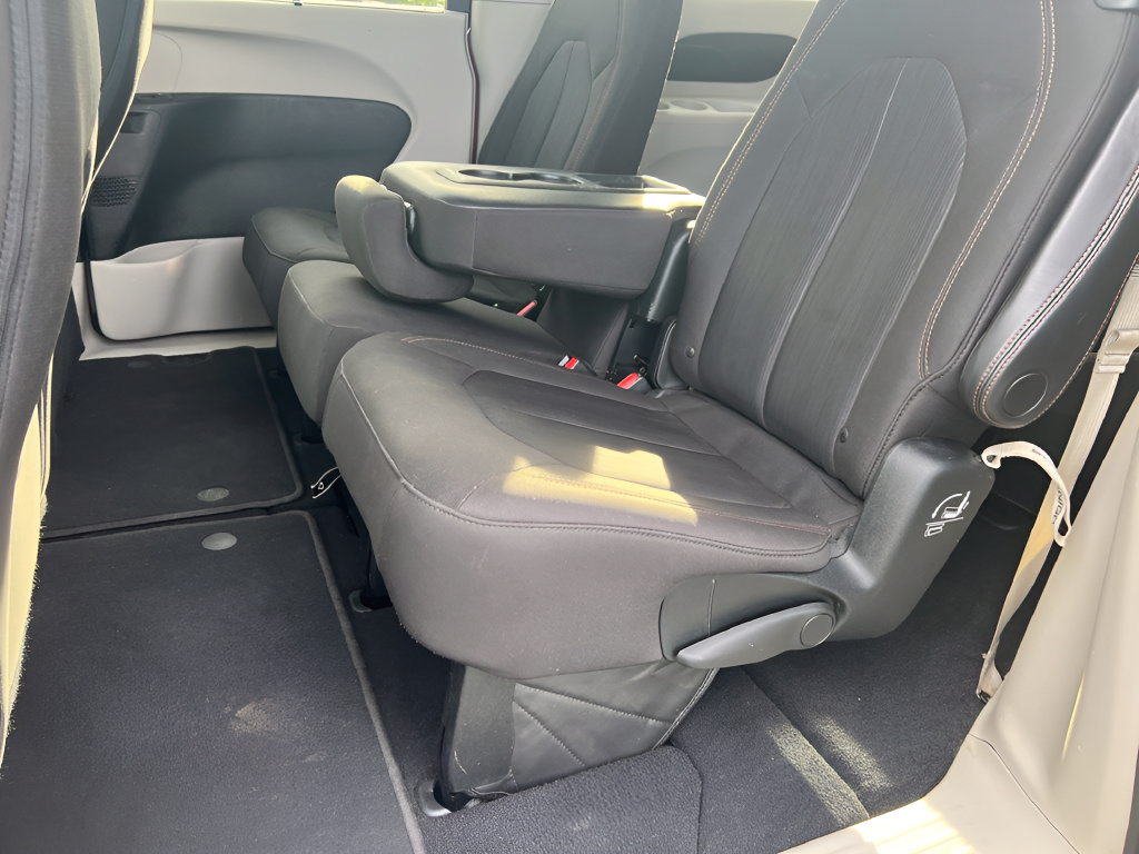 Used 2018 Chrysler Pacifica Touring Plus w/ Tire & Wheel Group FWD image 12