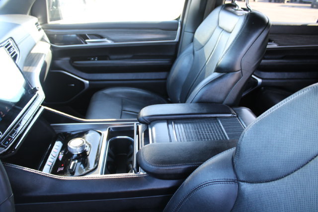 Used 2024 Jeep Wagoneer L Series II AWD/4WD image 41