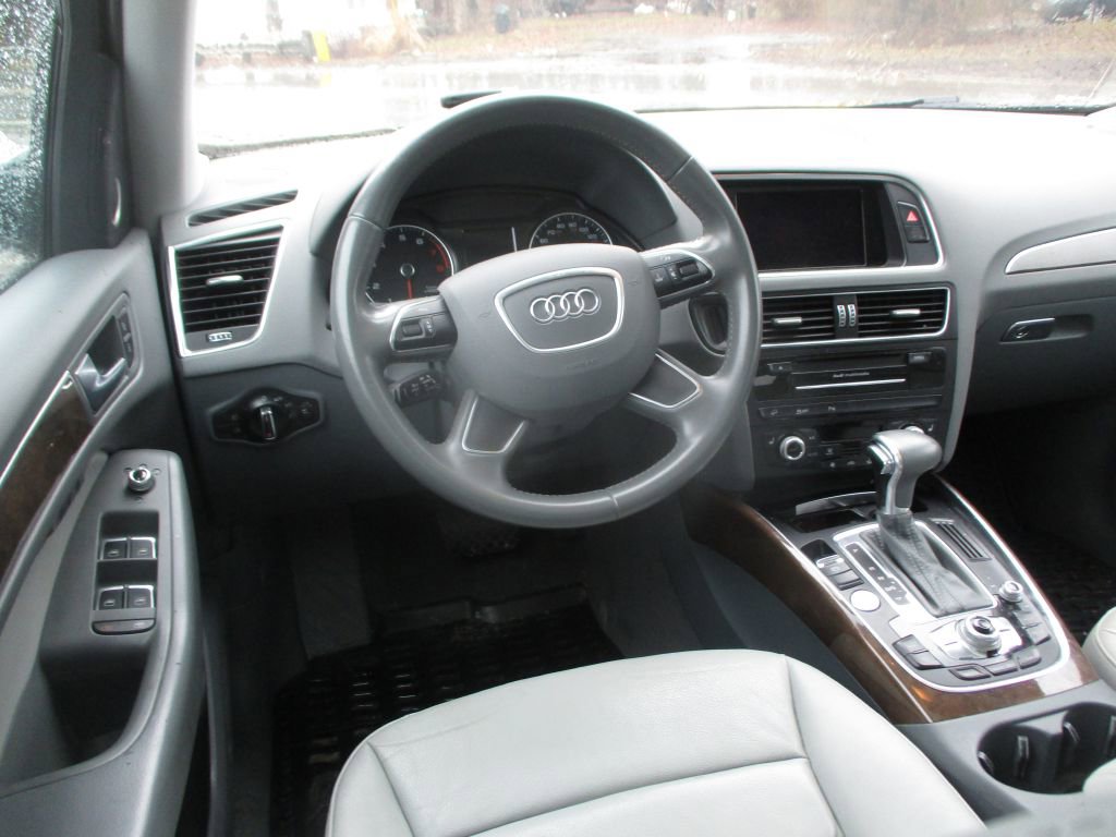 Used 2017 Audi Q5 2.0T Premium Plus w/ Technology Package image 9