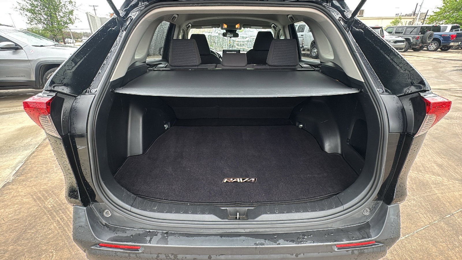 Used 2019 Toyota RAV4 LE FWD image 24