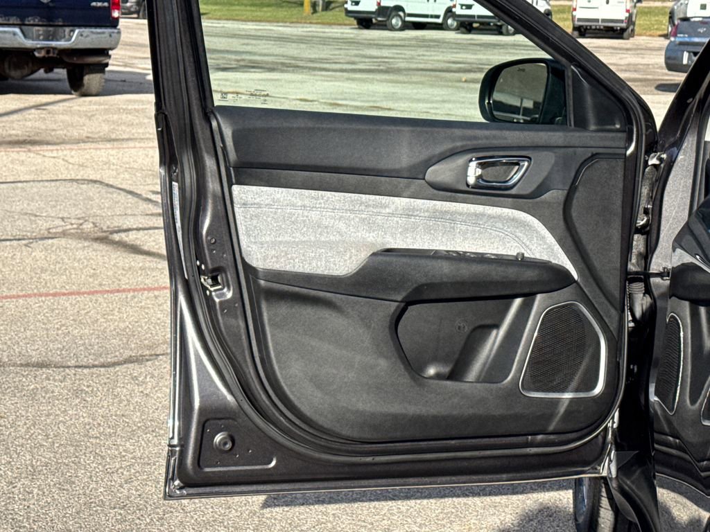 Certified 2022 Jeep Compass Latitude image 12