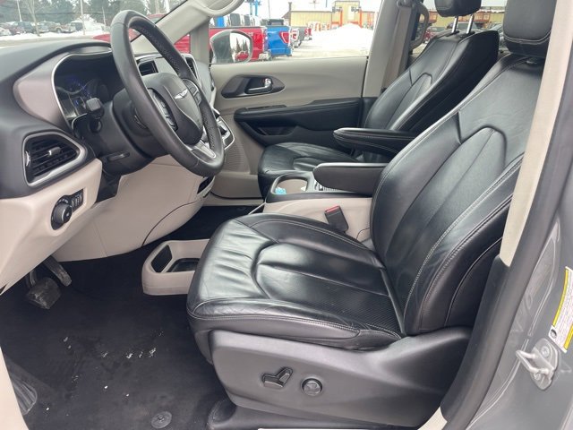 Used 2022 Chrysler Pacifica Touring-L image 8