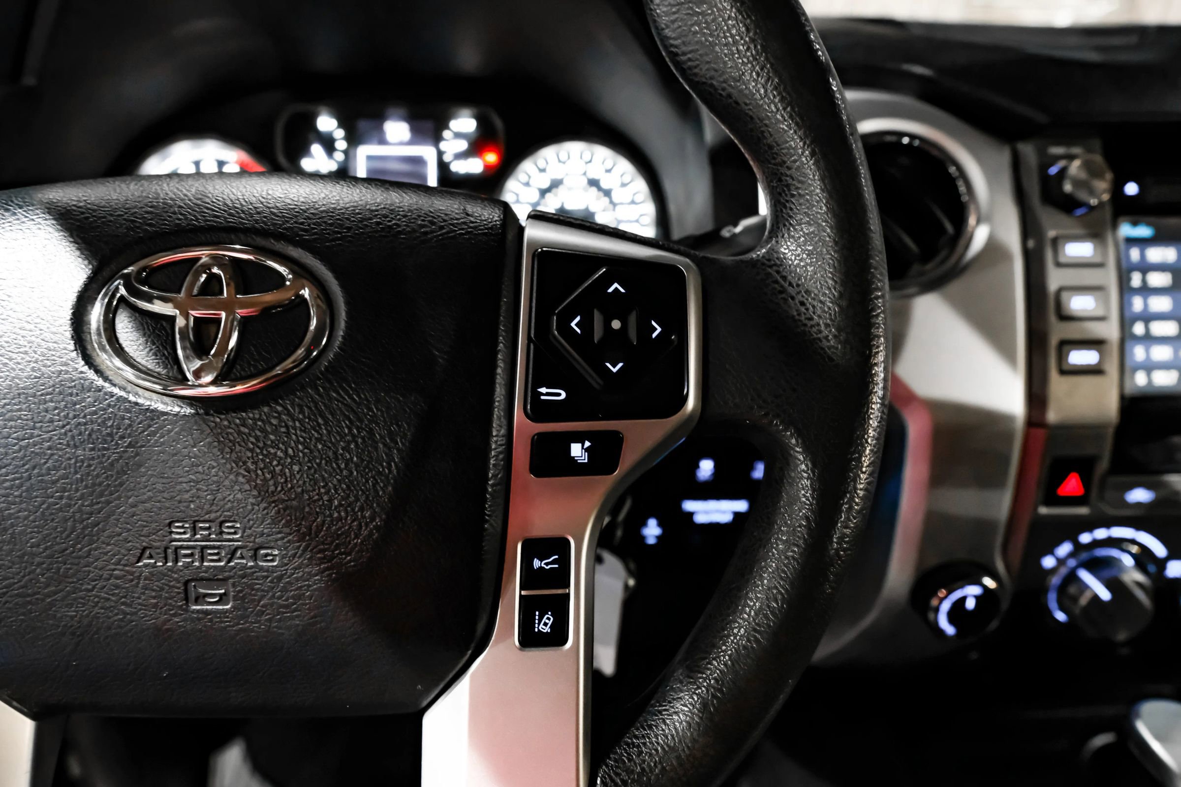 Used 2019 Toyota Tundra SR5 w/ SR5 Upgrade Package AWD/4WD image 24