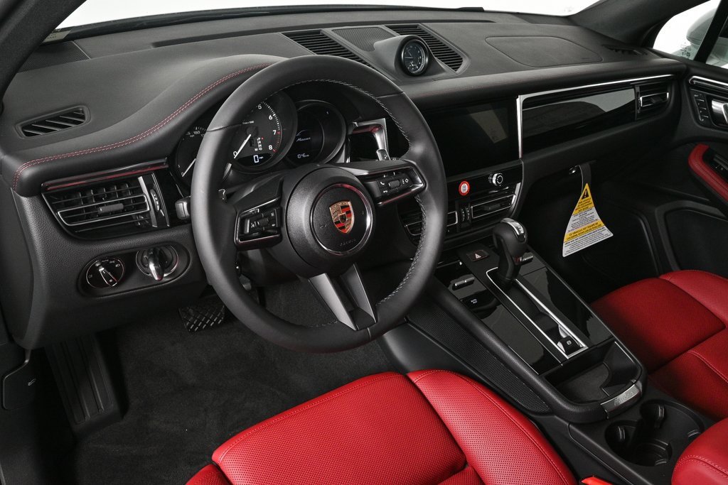 Certified 2025 Porsche Macan image 4