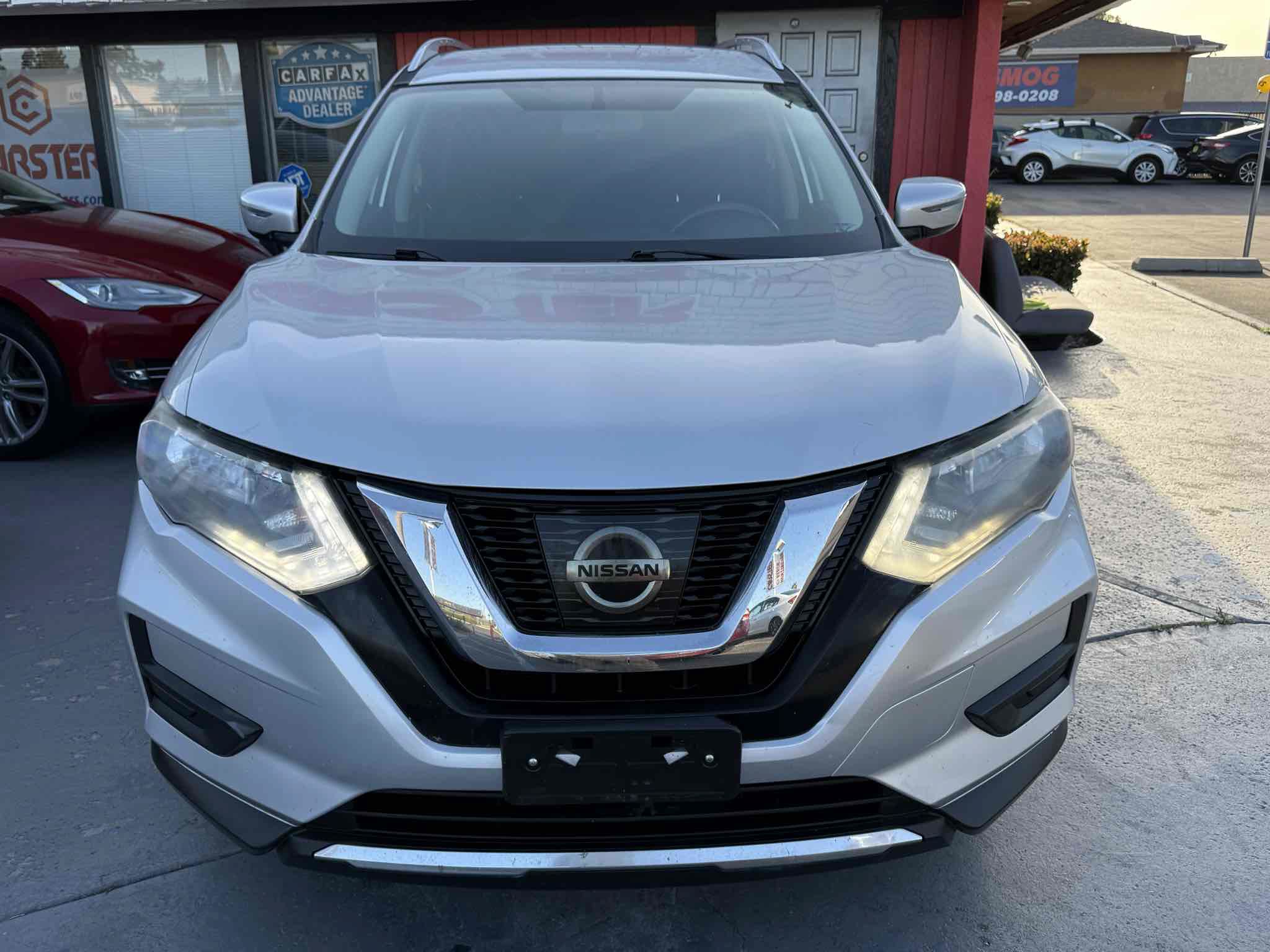Used 2017 Nissan Rogue SV FWD image 3