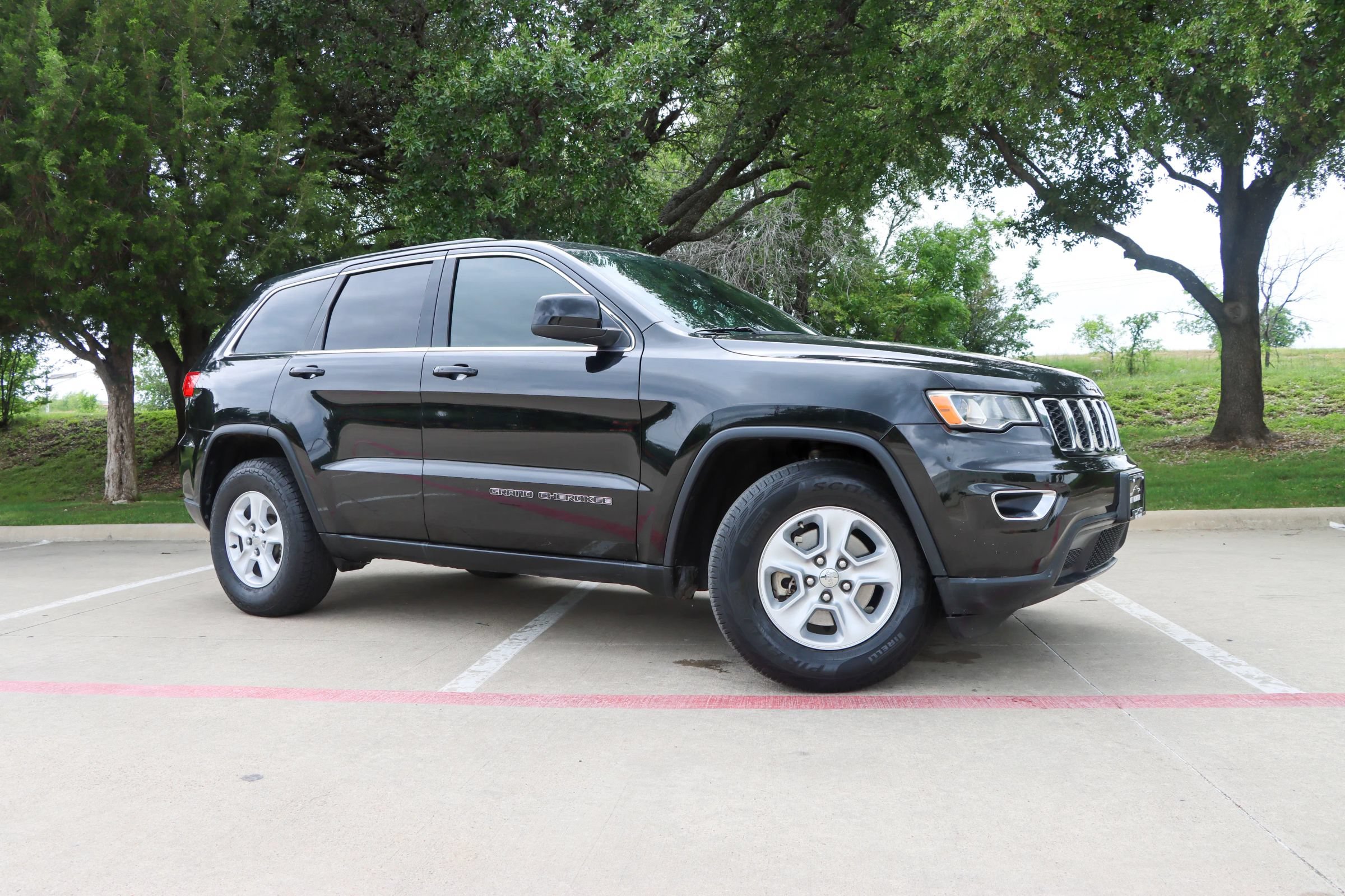 Used 2017 Jeep Grand Cherokee Laredo RWD image 1