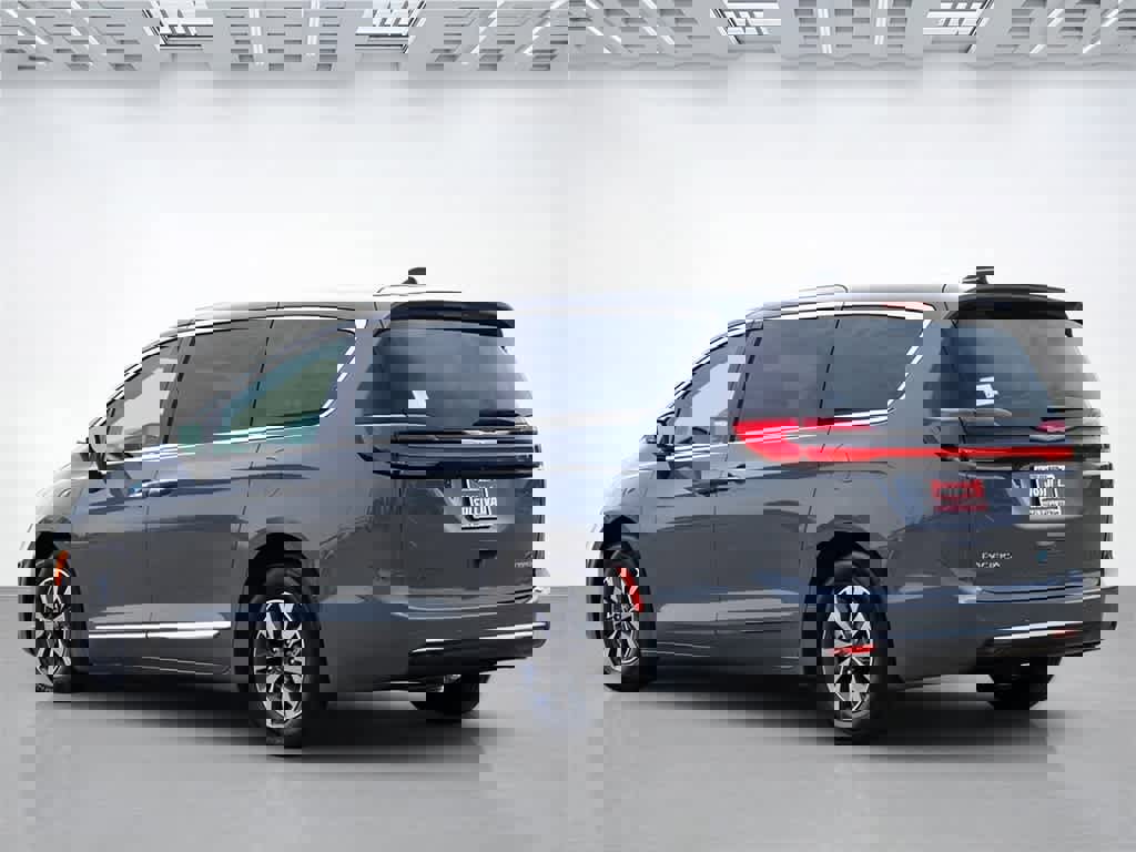 New 2023 Chrysler Pacifica Limited image 2