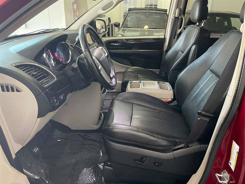 Used 2015 Chrysler Town & Country Touring-L w/ Driver Convenience Group FWD image 25